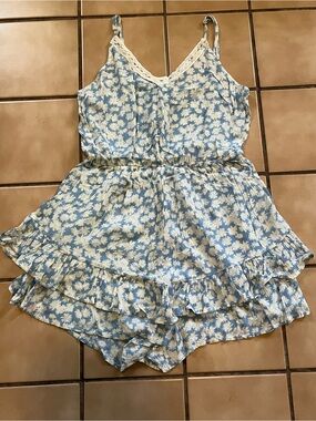 Rue21 Light Blue Floral Ruffle Romper with Lace Trim